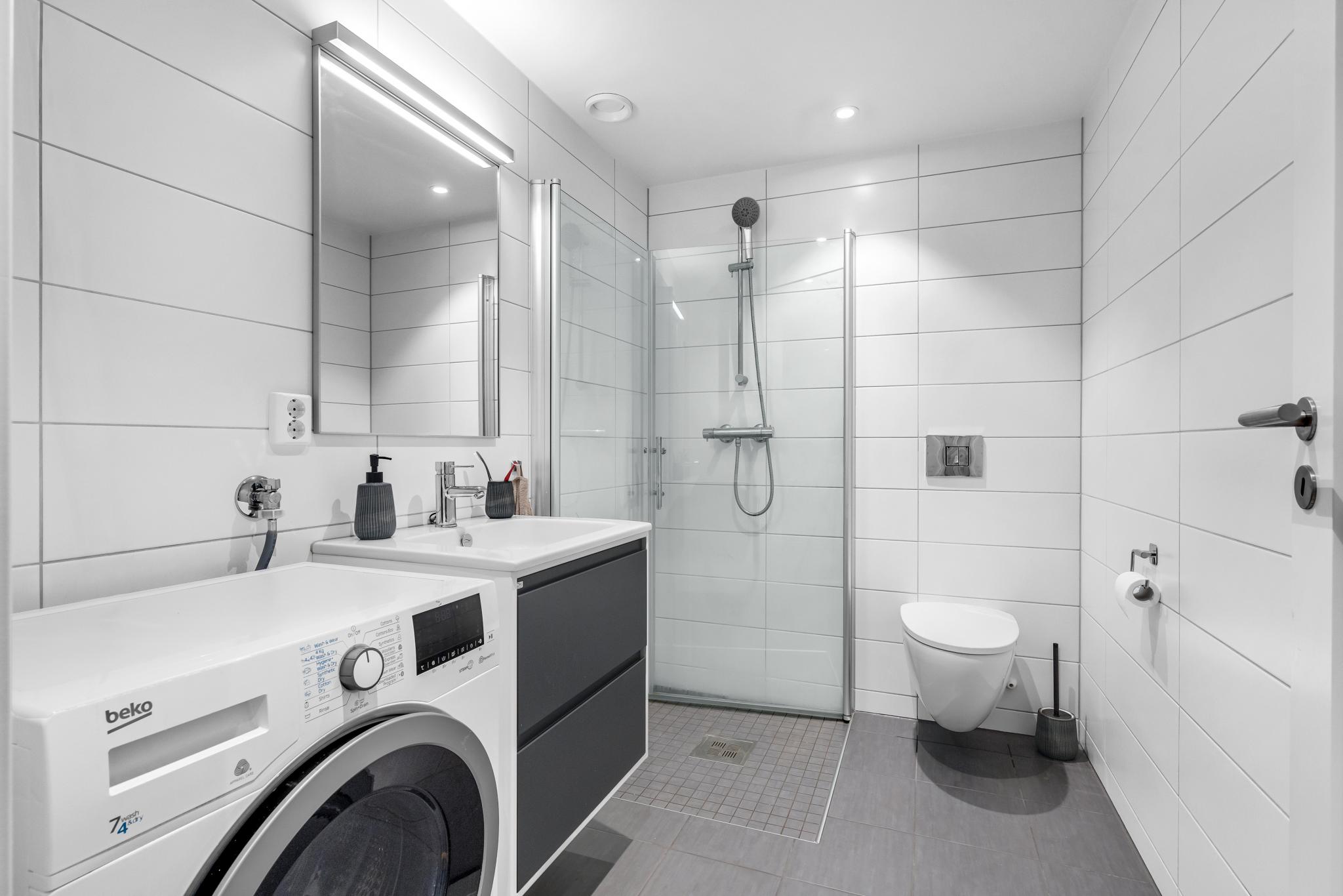 Flislagt baderom med vannbåren gulvvarme og en god standard.

